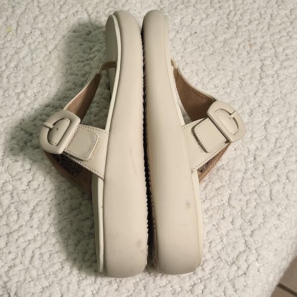 Vionic Cream Sandals with Thong Strap - Picture 4 of 6